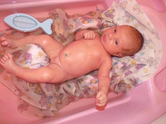 Купаем малыша в ванночке