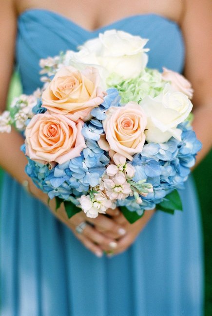 Красивый букет с голубыми цветами
