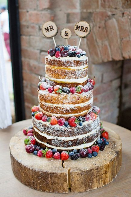 Свадебный торт с открытыми коржами, украшенный ягодами