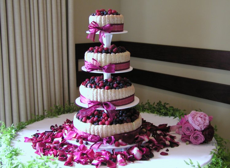 Свадебный торт без мастики обильно украшенный ягодами