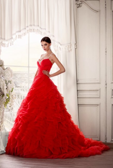 Свадебное платье красного цвета А-силуэта