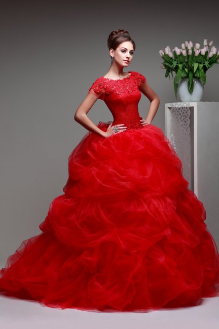 Пышное свадебное платье красного цвета