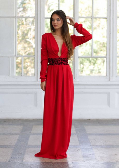 Прилегающее красное длинное платье