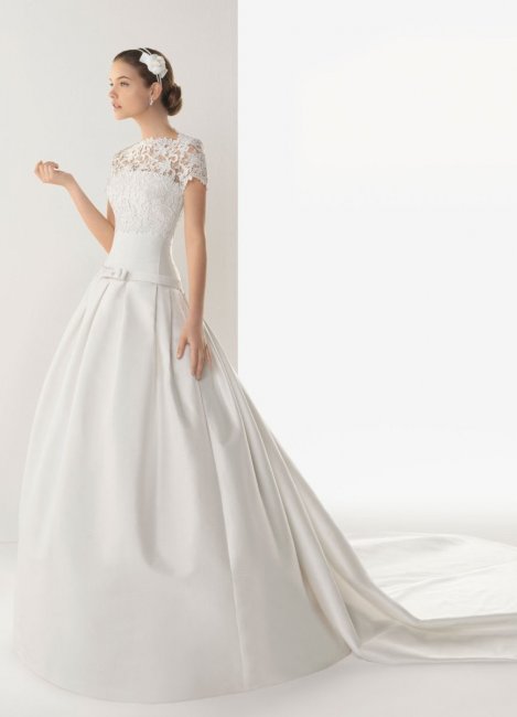 Просто свадебное платье с декором из гипюра