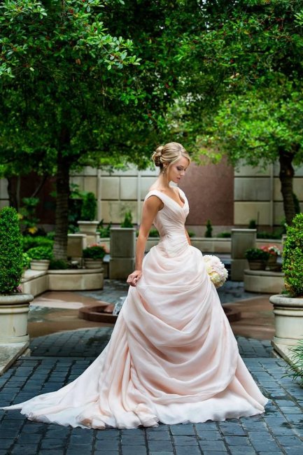 Невеста в светло-розовом платье