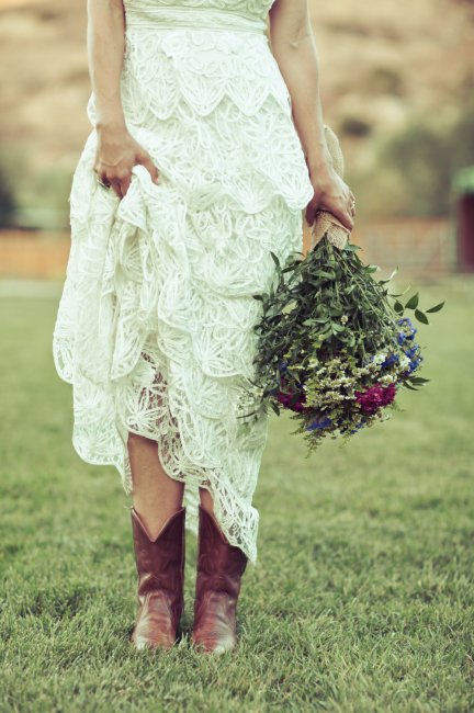 Свадебное платье рустик с сапогами