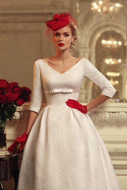 Красная свадебная шляпка и перчатки к белому платью