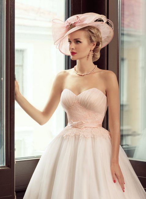 Свадебное пудровое платье и шляпка