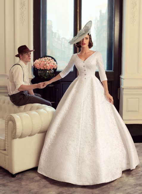 Невеста в мятной шляпке и жених