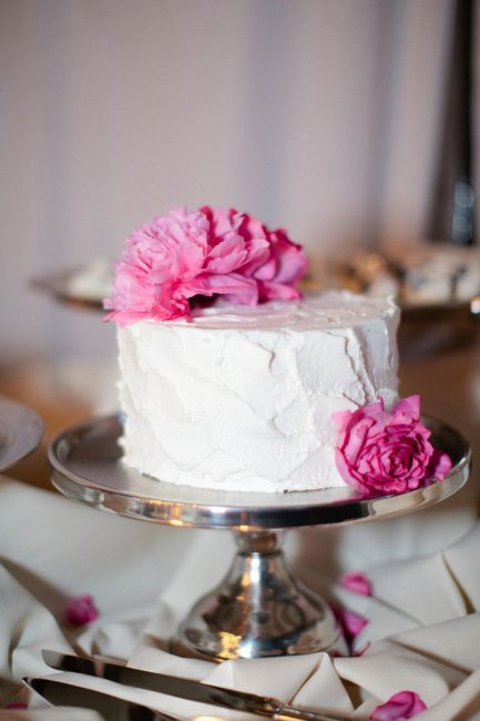 Одноярусный свадебный торт с цветами