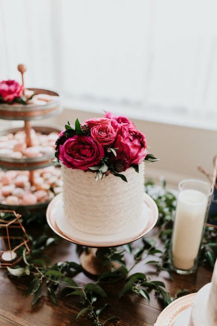 Яркий свадебный торт с цветами