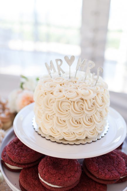Одноярусный свадебный торт с рюшами