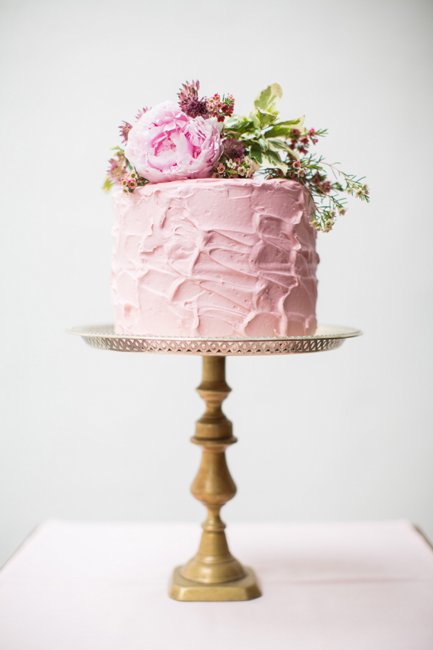Свадебный торт украшенный цветами
