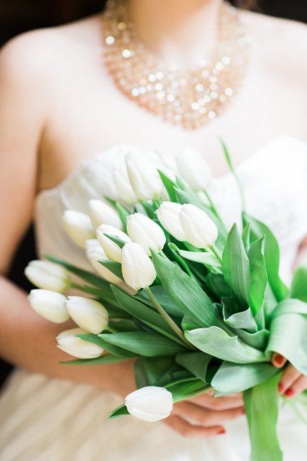 Невеста с букетом тюльпанов