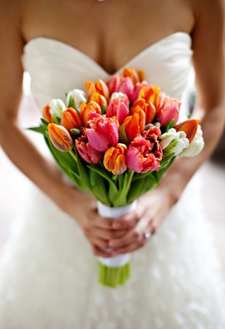 Яркий букет невесты из тюльпанов