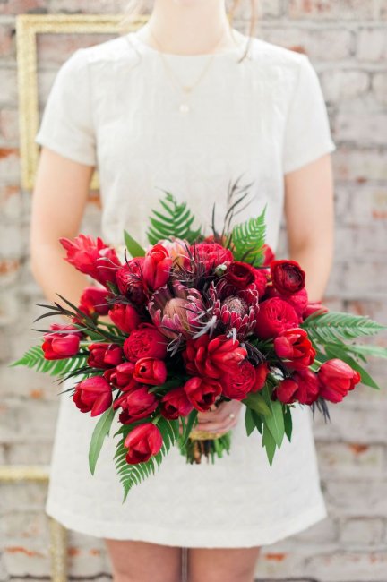 Яркий свадебный букет с тюльпанами