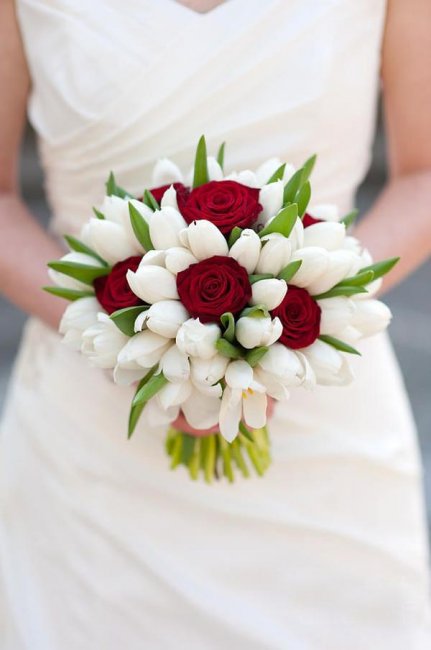 Букет невесты из тюльпанов и красных роз