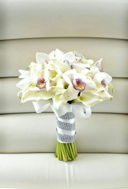 Букет из белых калл и орхидей