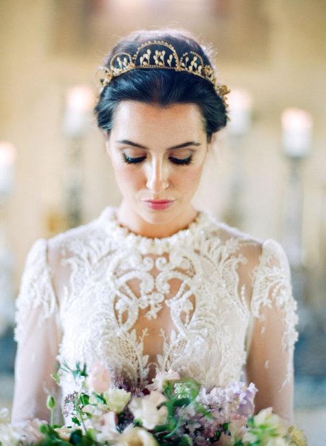 Невеста в короне и кружевном платье