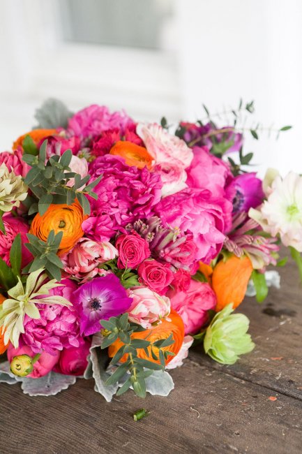 Яркий свадебный букет из живых цветов