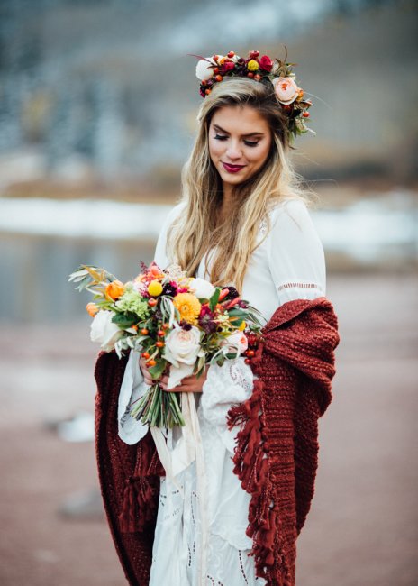 Невеста в платье и вязаной накидке
