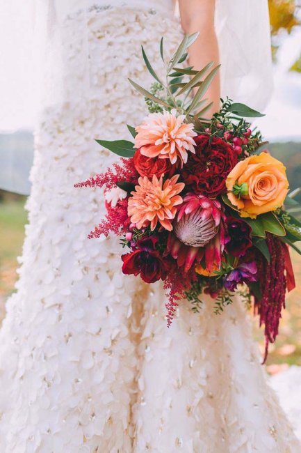 Букет невесты их хризантем и других цветов