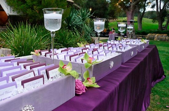 Украшение стола в фиолетовом цвете