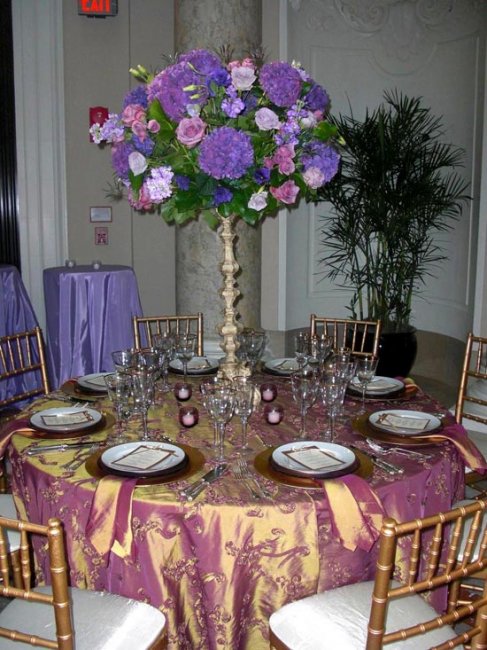 Красивый фиолетовый букет на свадебном столе