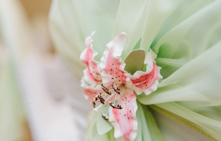 Цветок в декоре стульев на свадьбу