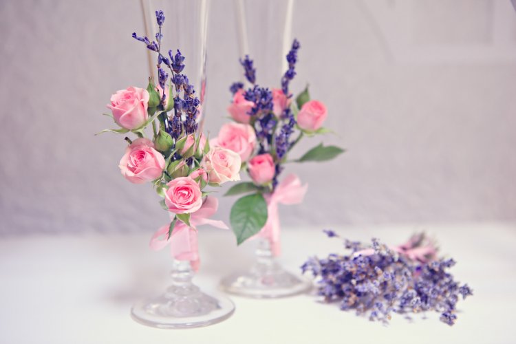 Свадебные бокалы с живыми цветами