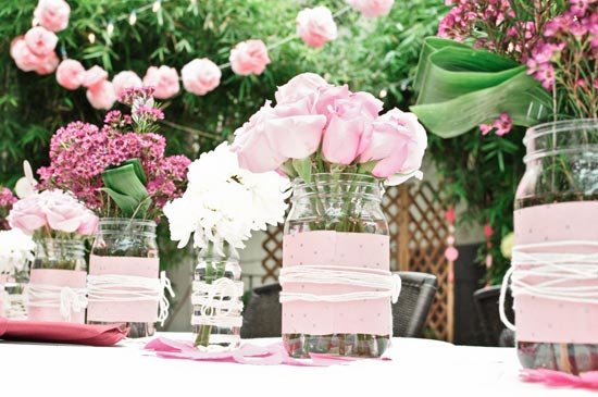 Розовые вазы с цветами
