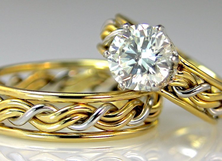 Ажурные кольца из трех видов золота