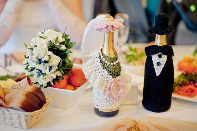 «Наряды» для бутылок в стиле жених и невеста
