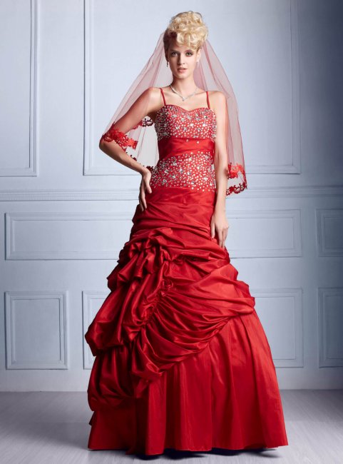 Приметы про красное свадебное платье