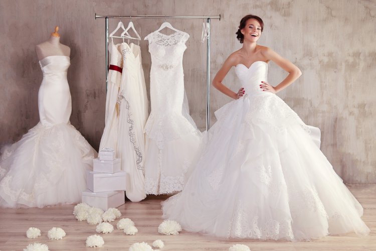 Выбирать свадебное платье с женихом