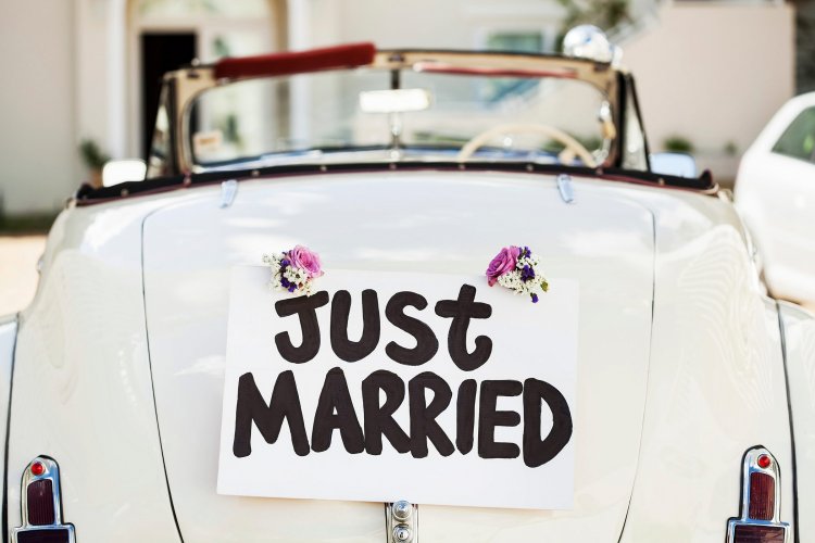 Декор тематическими табличками «Just Married»