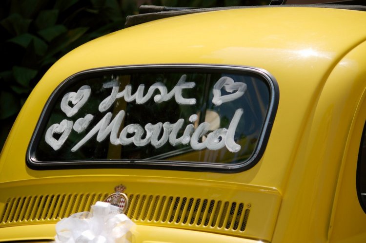 Надписи на стекле свадебного авто