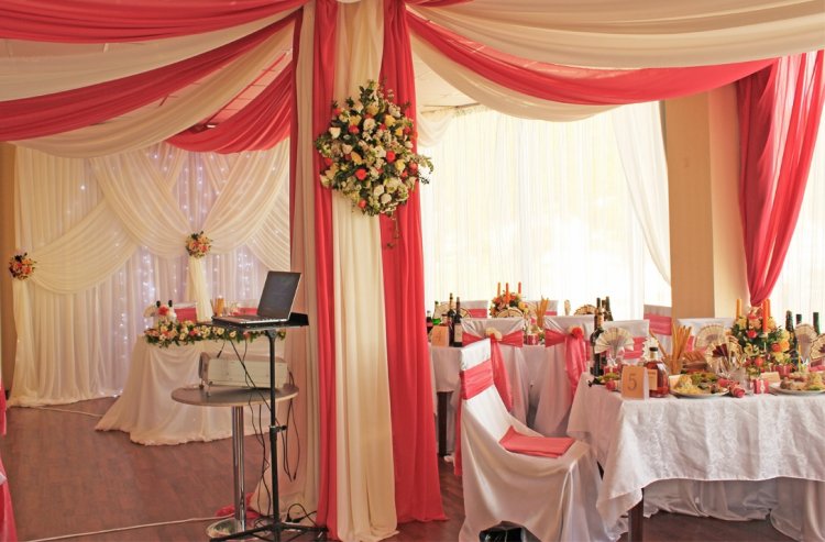 Свадебный зал в коралловом цвете