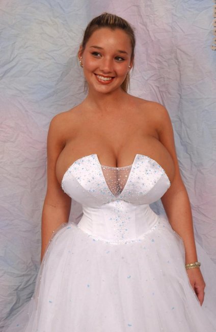 Свадебное платье с глубоким декольте