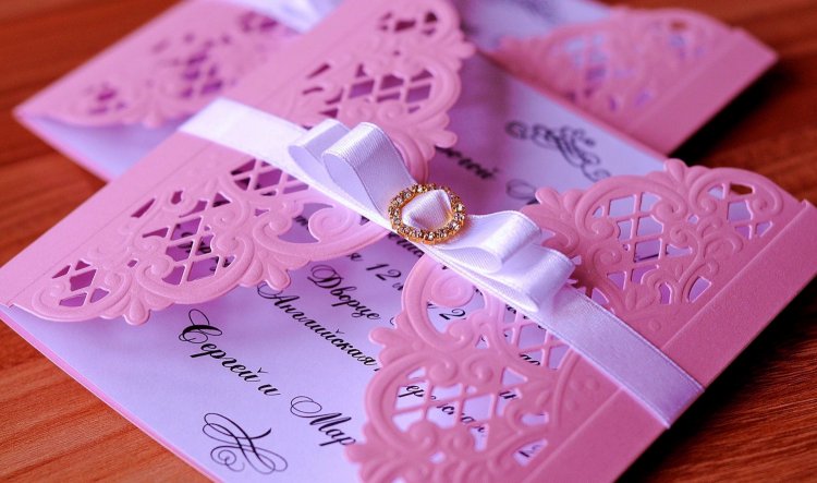 Розовые пригласительные открытки с элегантным белым бантиком