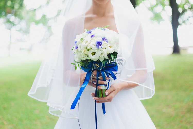 Букет невесты с синей лентой
