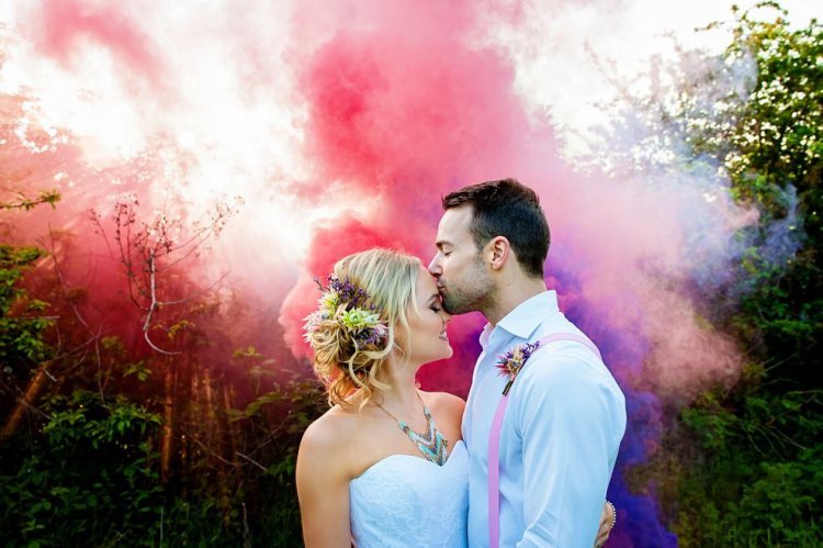 Цветной дым для фотосессии в тон свадьбы