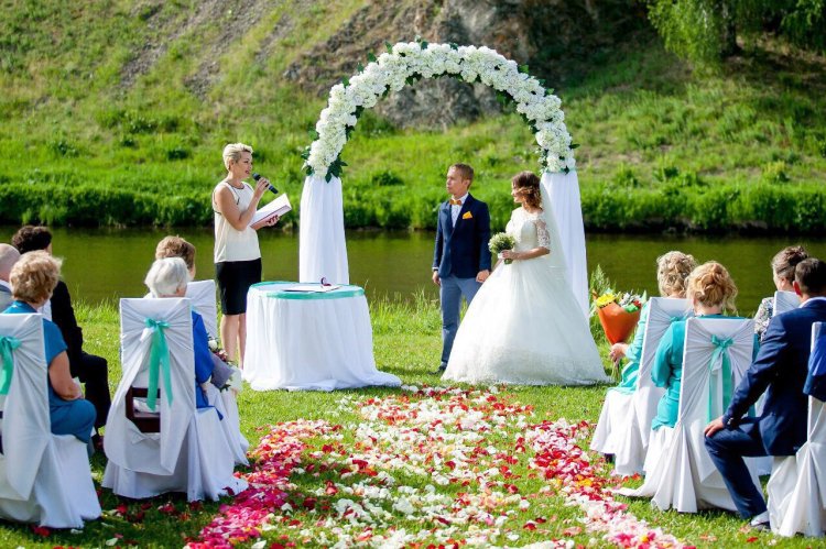Свадьба в июне на берегу водоема