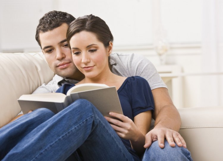 Молодая пара вместе читает