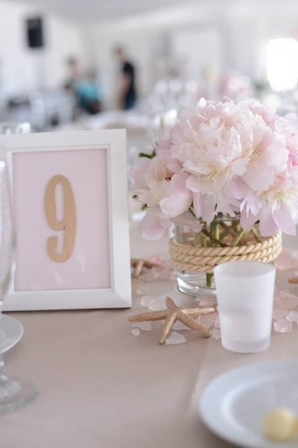 Номер стола для свадьбы в пудровых тонах