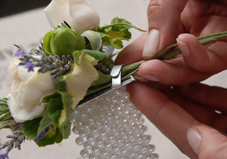 Скрепляем цветы с помощью металлической пластины