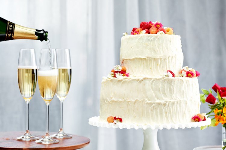 Кремовый свадебный торт с нежным дизайном