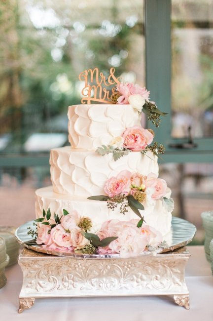 Торт, украшенный живыми цветами