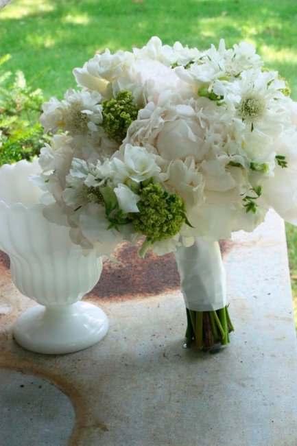 Цветы на свадьбу в белом исполнении