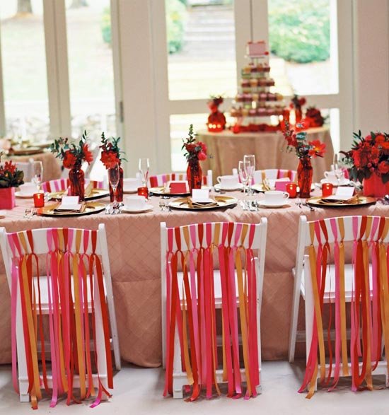 Вот так должен выглядеть свадебный стол в красном исполнении
